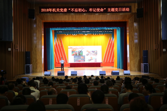7月6日，南华大学一位党员在讲微党课。